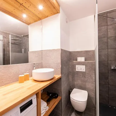 With Mountain View At The Foot Of Slopes Apartment *