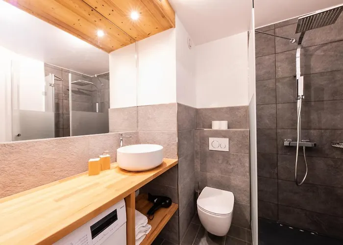 With Mountain View At The Foot Of Slopes Apartment *